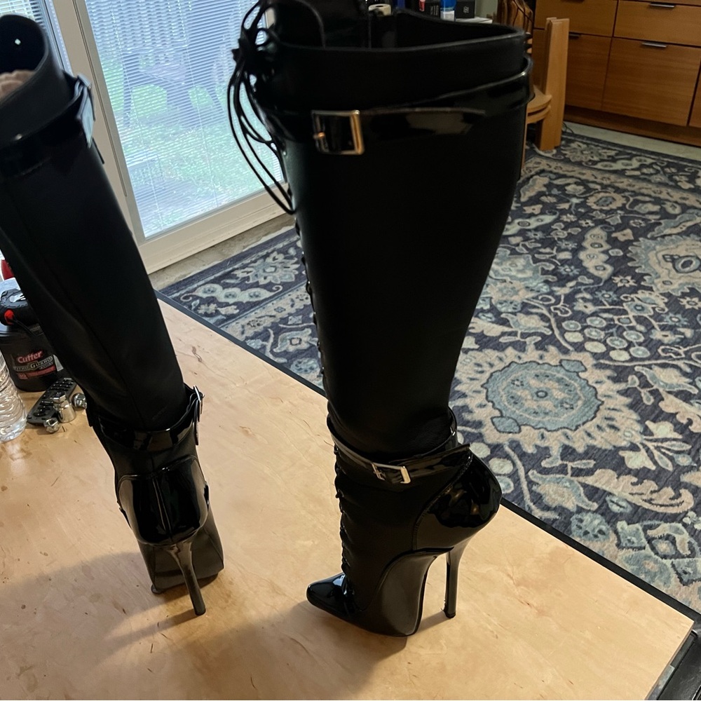 Elegant Black Heeled Boots with Lace-Up Design - Picture 4 of 5